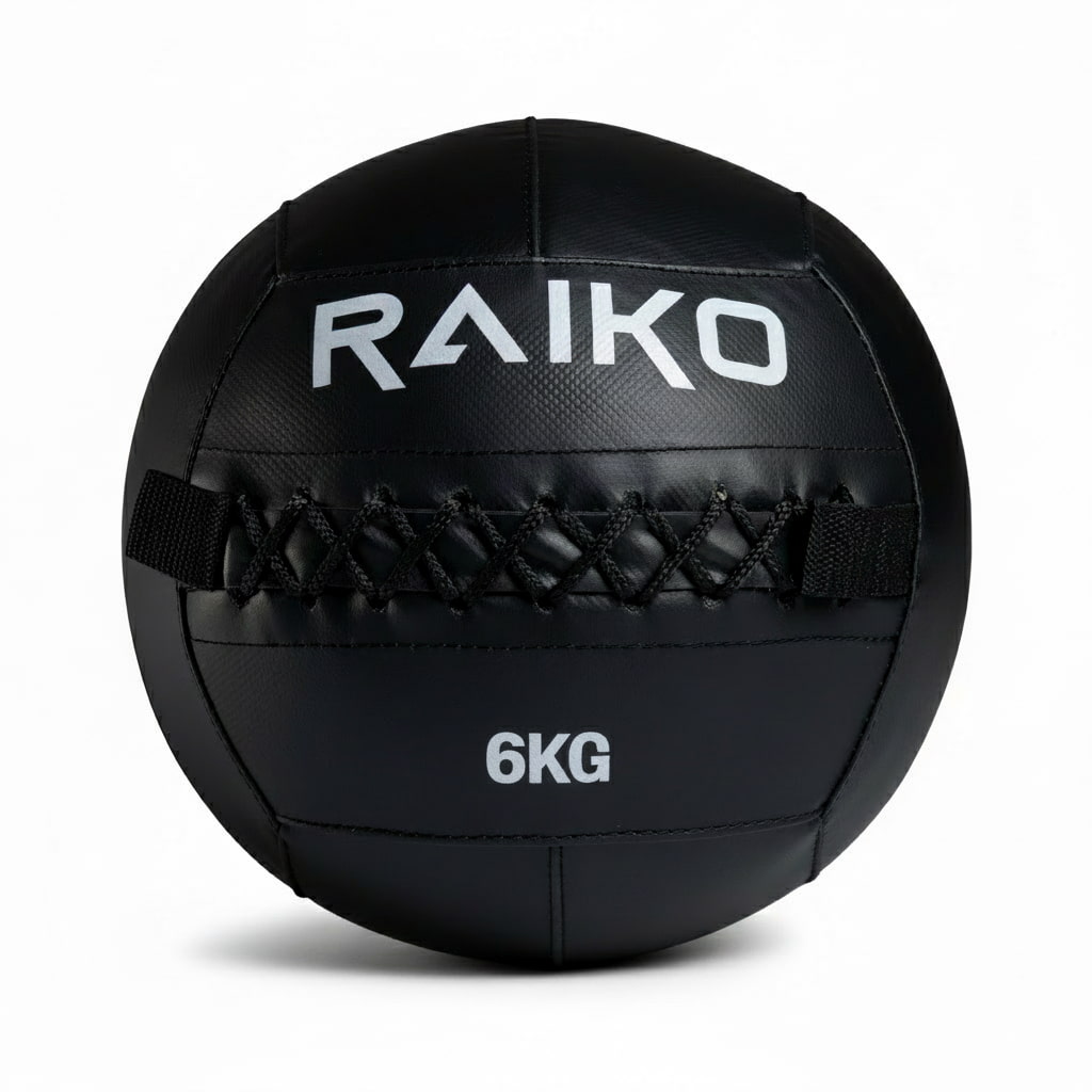 Wall ball 6 kg fra Raiko Sport, sort treningsball med hvit logo og solide sømmer