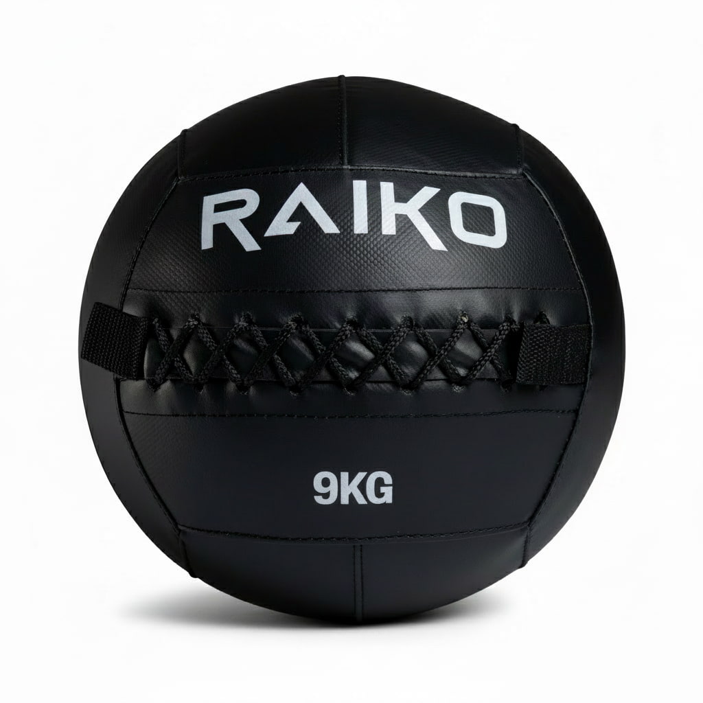 Wall ball 9 kg fra Raiko Sport, sort treningsball med hvit logo og solid søm